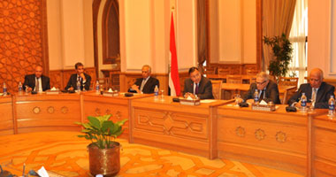 نبيل فهمى يلتقى بعدد من السفراء السابقين