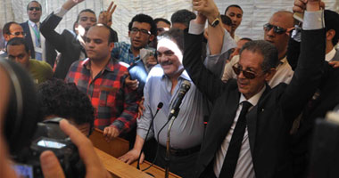 "الوفد" يختار رئيسه الجديد وسط أجواء ساخنة وإقبال كبير من الوفديين.. "البدوى" يتحدى "بدراوى" ويحلم بولاية ثانية.. وسكرتير عام الحزب يرد: سأصل به إلى الحكم.. وهتافات مؤيدة لأنصار المرشحين