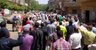 الإخوان يتجمعون أمام مسجد السادات بـ"حلوان"