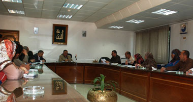 محافظ سوهاج يناقش قضايا التنشيط السياحى