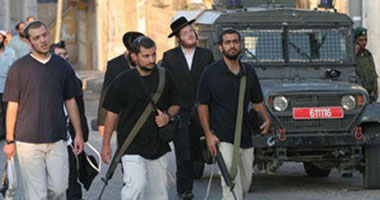 مستوطنون يهددون سيدة فلسطينية من الخليل بالاغتصاب