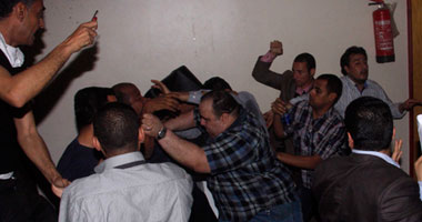 مشادات بين مؤيدى "شفيق" ومعارضيه أمام "الصحفيين"