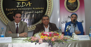 "المعهد المصرى الديمقراطى" يحتفل بتخريج أول دفعة للمساعدين البرلمانيين.. والمسلمانى: نواب البرلمان "موظفو أرشيف" ويعتمدون على قصاقيص الجرائد لتقديم الاستجوابات.. ومصر تحتاج لـ 15 ألف مساعد برلمانى