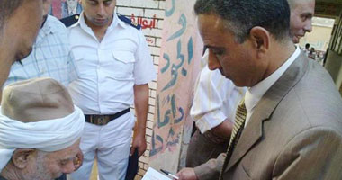 مستشار يغادر لجنته لمساعدة مسن على الإدلاء بصوته بالغربية