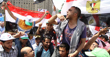 تناقص أعداد المتظاهرين بالتحرير بعد إزالة منصة الإخوان 