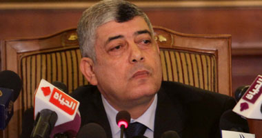 وزير الداخلية ينفى نقل الرئيس المعزول إلى سجن طرة