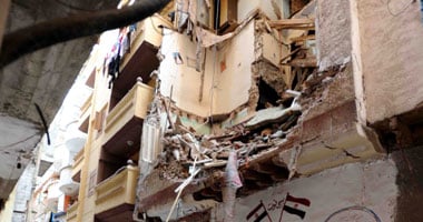 حى شرق الاسكندرية يخلى عقارا من سكانه بعد تصدعه