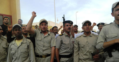 الأمن يفرض تعتيما على المفاوضات مع خاطفى الجنود..ثلاث مسارات لتحرير الجنود..أولها مدعوم من الرئاسة ويرتكز على مفاوضة الجهاديين..وثانيها يرتكز على رموز القبائل..والتدخل العسكرى الورقة الأخيرة