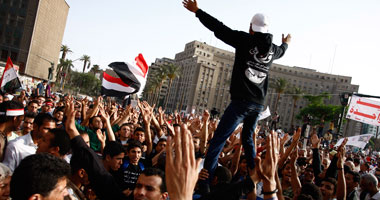 "أولتراس ثورجى" يطوفون التحرير قبل التوجه لـ"العدل"