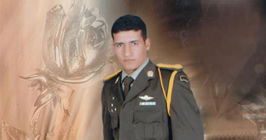 نشطاء يتداولون صورة لأحد الجنود المختطفين بالزى العسكرى