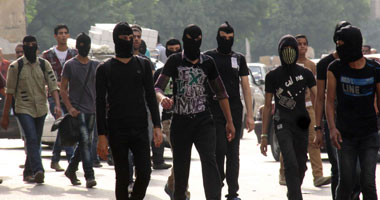 العشرات يتظاهرون بالتحرير بعد تراجع مسيرة القضاء العالى