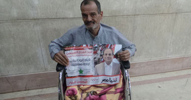 مسنّ معاق لـ"السيسى": أنت زعيم زى عبد الناصر وأحسن كمان