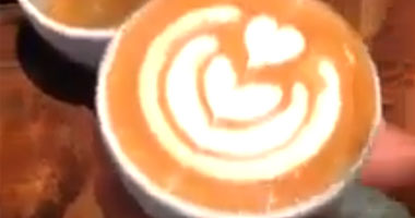 بالفيديو.. "الكابتشينو" لوحة مليئة بالقلوب بيد عامل فى كافيه
