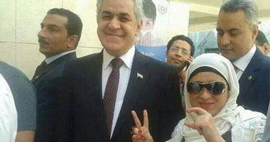 ناخبة تلتقط صورة مع "صباحى" وترفع شعار "السيسى"