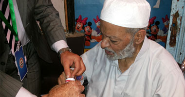 عجوز يصوت على كرسى متحرك بالمطرية
