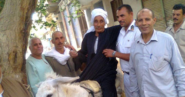 بالصور.. ناخب بالشرقية يدخل اللجنة راكبا حمارا لعدم قدرته على المشى