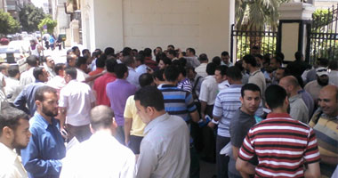 مئات المعلمين يتظاهرون أمام "التعليم" للمطالبة بتغيير المسمى الوظيفى