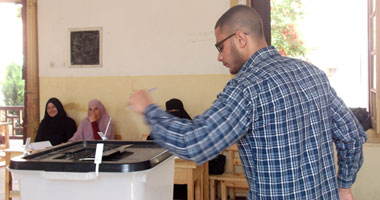 ناخب يحرر محضراً لاكتشافه التصويت باسمه