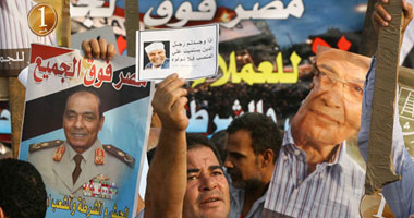 مؤيدو شفيق والعسكرى يهتفون: "يسقط يسقط حكم المرشد"