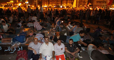 متظاهرو التحرير ينظمون سلاسل بشرية بـ"الصينية" لدعم قرارات مرسى