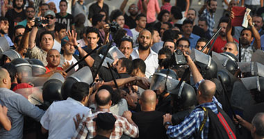 بالفيديو.. مؤيد لوزير الثقافة يدخل فى حالة «هيستيرية» مرددا «فين حكم المرشد ده»