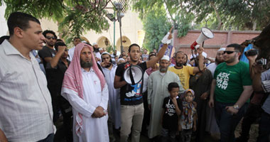مؤيدو الرئيس "المعزول" يصلون "الاتحادية" رافعين صوره