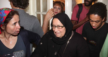 والدة الشهيد خالد سعيد تشارك فى اعتصام المثقفين بالوزارة
