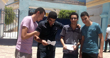 التفاضل يعكنن على طلاب الثانوية العامة.. غضب فى المحافظات من صعوبة الامتحان والطلاب يشكون من السؤال الأول الإجبارى والفقرة (ب) فى السؤال الرابع.. وأهالى الشرقية يرشقون المراقبين بالحجارة