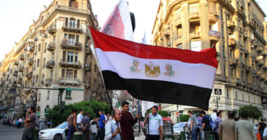 متظاهرو التيار الناصرى يوقعون على استمارات تمرد بطلعت حرب