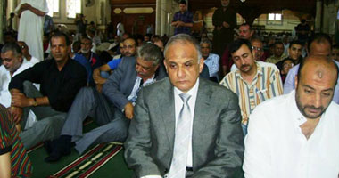محافظ دمياط يؤدى صلاة الجمعة برأس البر والمواطنون يشكون نقص الوقود
