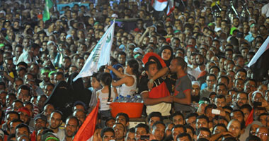 مؤيدو الرئيس مرسى بمحيط رابعة يؤدون صلاة قيام الليل
