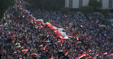 تظاهر المئات أمام منزل الرئيس مرسى بالتجمع الخامس 