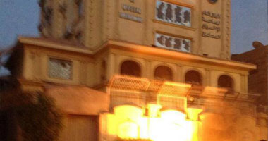 الآلاف من أهالى حوش عيسى يحرقون مقر "الحرية والعدالة"