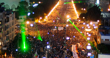 معتصمو الاتحادية يؤدون صلاة الفجر بعمر بن عبد العزيز