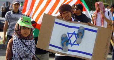 المشاركون فى مسيرة القدس العالمية يحرقون العلم الإسرائيلى
