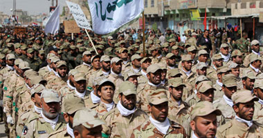 بالصور ..ألاف المقاتلين الشيعة ينظمون استعراضات مسلحة بالعراق