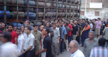 مئات المواطنين يتظاهرون بالسنبلاوين احتجاجاً على نقص البوتاجاز