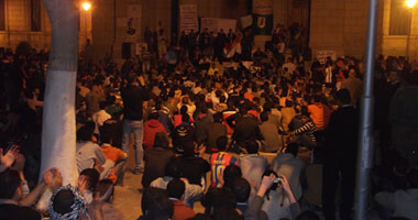 العشرات يتجمهرون فى محطة طنطا احتجاجاً على اعتقال زميلهم فى القاهرة
