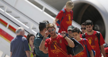 هبوط طائرة منتخب إسبانيا فى مطار مدريد