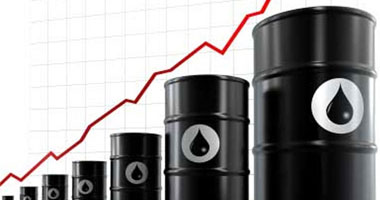برنت يتراجع صوب 104 دولارات مع استقرار الإنتاج والإمدادات