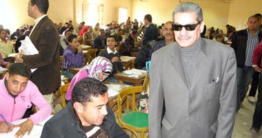 طلاب الدور الثانى بالثانوية العامة يؤدون امتحان الكيمياء