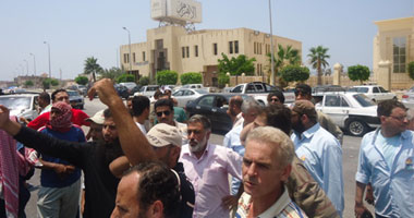 أهالى قرية النواورة بمركز البدارى يحتجون على هدم وحدة صحية