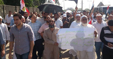 أنصار الإخوان يحتشدون أمام مسجد الفتح بالشرقية