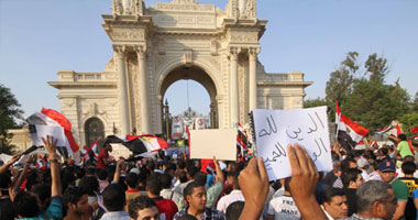 توافد آلاف من المتظاهرين لقصر القبة للمطالبة برحيل النظام