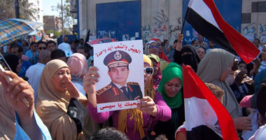 متظاهرو شبرا يرفعون صور السيسى وعدد اليوم "اليوم السابع"