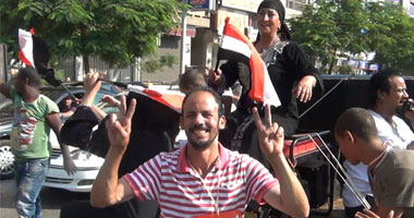 مسيرات تجوب ميدان سيدى جابر بالأغانى الوطنية 