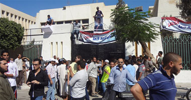 وقفة لأنصار الرئيس المعزول بمسقط رأسه بالشرقية