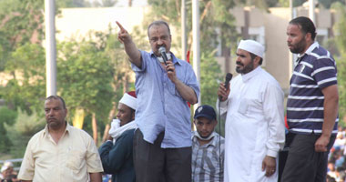 البلتاجى من أمام الحرس الجمهورى: لن نرحل قبل عودة مرسى