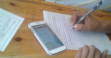 مواطنون يتداولون صورة لطالب ثانوى داخل لجنته يغش بالموبايل