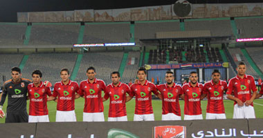 لاعبو الأهلى يحتفلون بالحصول على درع الدورى